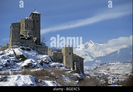 La colline du 12ème siècle château de Valère et l'église avec des murs en pierre à la périphérie de Sion, Suisse, dans les Alpes suisses. Banque D'Images