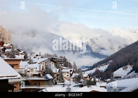 Chalet de toits couverts de neige dans les Alpes de ski au milieu de l'hiver à St Anton am Arlberg, Tyrol, Autriche, Europe. Banque D'Images