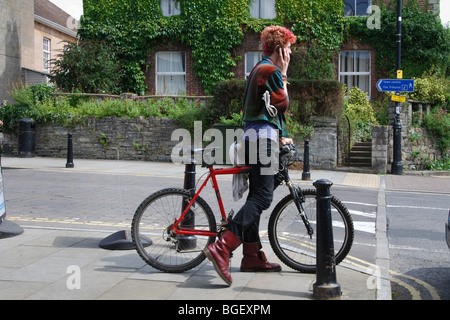 Les gens de couleur dans la rue Madeleine Somerset Glastonbury Banque D'Images