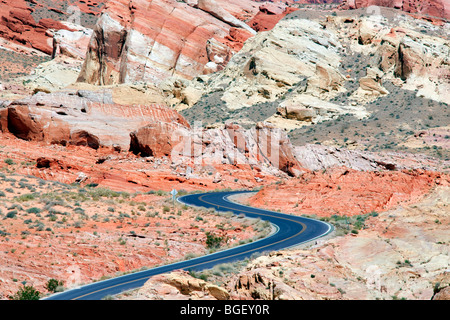 Route à travers la Vallée de Feu State Park, Nevada Banque D'Images