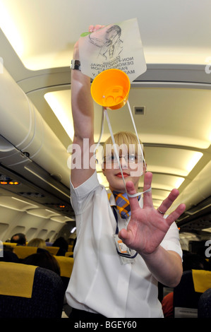 Steward de l'air explique les procédures de sécurité des passagers à bord d'un avion de ligne avant le départ, hôtesse de l'air procédure de sécurité Banque D'Images