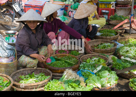 Les vendeurs de légumes vietnamiens à l'ion du marché Hoi An Banque D'Images