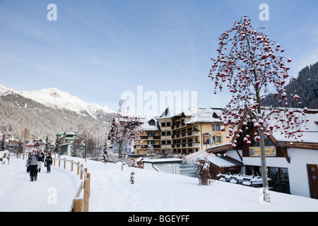 St Anton am Arlberg, Tyrol, Autriche, Europe. Centre-ville couverte de neige dans la station de ski alpin en plein hiver Banque D'Images