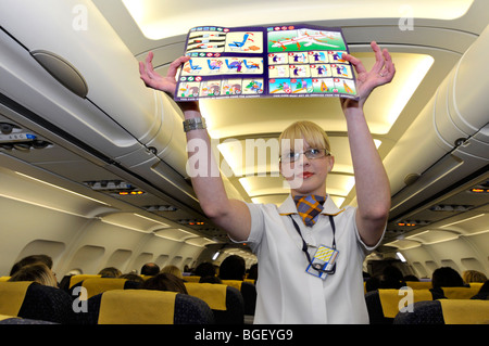 Steward de l'air explique les procédures de sécurité des passagers à bord d'un avion de ligne avant le départ, hôtesse de l'air procédure de sécurité Banque D'Images