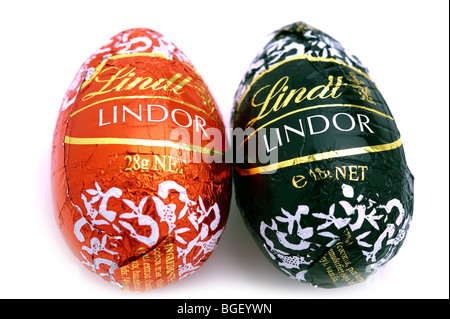 Lindor Lindt truffle noir et au lait au chocolat en forme d'oeuf. Banque D'Images