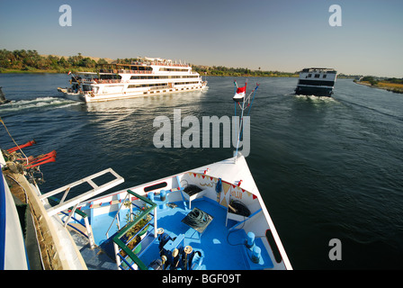 Nil, la Haute Egypte. Une vue sur les bateaux de croisière sur le Nil en amont de voile vers Assouan. L'année 2009. Banque D'Images