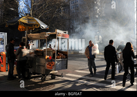 La fumée monte d'un hot-dog et stand de bretzels à Manhattan New York USA - photo de Simon Dack Banque D'Images