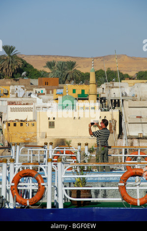 Assouan, Egypte. À l'échelle de l'île Eléphantine de Nil croisière Bateaux amarrés par la Corniche. L'année 2009. Banque D'Images
