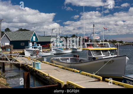 Les bateaux de pêche amarrés au quai de la ville de North Rustico, North Rustico Harbour, golfe du Saint-Laurent, la Route 6, bleu sa Banque D'Images