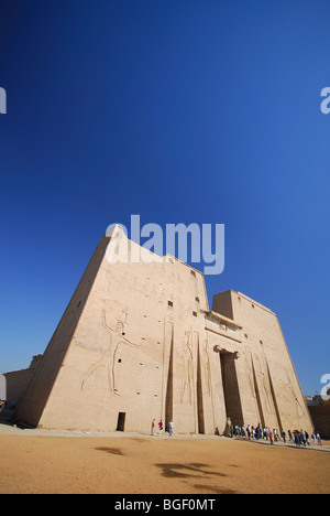 Edfou, EGYPTE. Le pylône au Temple d'Horus. Banque D'Images