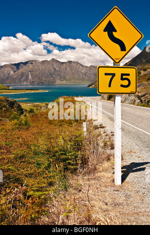 Road Sign, lac Hawea, Central Otago, île du Sud, Nouvelle-Zélande. Banque D'Images
