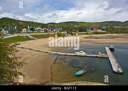 Marina et plage dans la ville de Tadoussac, Route des baleines, la route 138, Manicouagan, golfe du Saint-Laurent, Québec, Canada. Banque D'Images