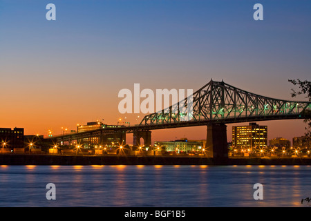 Pont Jacques-Cartier, le pont Jacques-Cartier, à travers le fleuve Saint-Laurent, à soir à Montréal, Québec, Canada. Banque D'Images