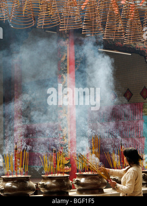 Feux adorateur d'encens dans le Temple Bouddhiste Thein Hau, Ho Chi Min Ville Vietnam Décembre 2009 Banque D'Images