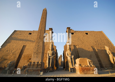 Louxor, Egypte. Le pylône, l'obélisque et colosses de Ramsès II à Louxor. Banque D'Images