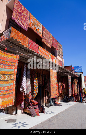 Place Rahba Kédima (place des Épices) avec vitrine de la boutique de tapis, Marrakech, Maroc Banque D'Images