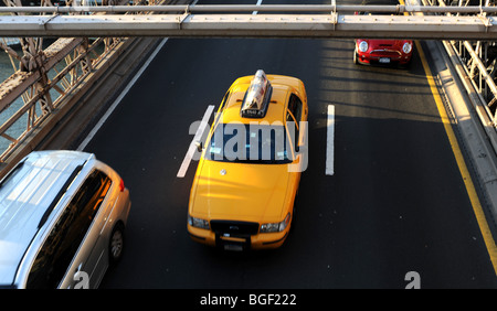 Le taxi jaune passe sous le pont de Brooklyn à Manhattan, New York, États-Unis Banque D'Images