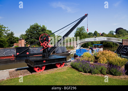 Angleterre, Northamptonshire, Braunston Marina avec grue préservée et passerelle Banque D'Images