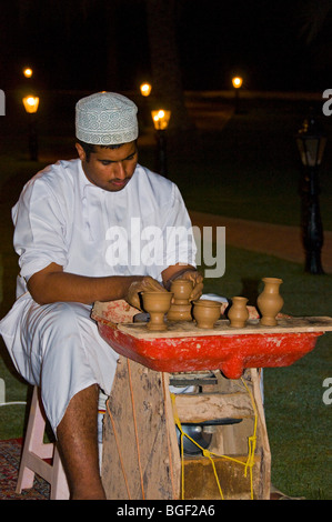 L'homme Faire de la poterie traditionnelle Oman Muscat Banque D'Images