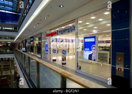 Vue à l'intérieur du centre commercial Galeria Krakowska dans le centre-ville de Cracovie. La Pologne. Une Vision Express / Super Optyk store est sur la droite Banque D'Images