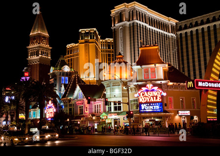 Strip de Las Vegas dans la nuit avec un hôtel vénitien, Casino Royale et points de restauration rapide Banque D'Images