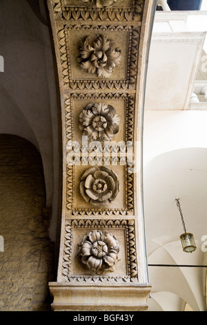 Sculptures sur pierre de roses sur une arche au château de Wawel. Cracovie, Pologne. Banque D'Images