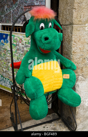 Peluche de l'enfant modèle de la dragon cracheur de feu la réputation d'avoir vécu dans la grotte sous le château de Wawel. Cracovie, Pologne. Banque D'Images