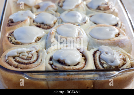 La cannelle fraîche, toujours en allant au four, avec le glaçage glaçage sur le dessus. Banque D'Images