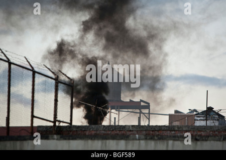 Fumée noire éructe du haut d'un immeuble sur la rue 143e de l'ouest de New York, USA, 28 décembre 2009. Banque D'Images