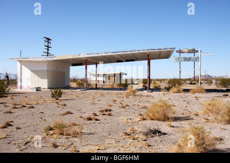 Sur l'historique Route 66 dans le désert de Mojave est de Amboy, New York, le Roadrunner's Retreat succombe lentement dans le désert. Banque D'Images