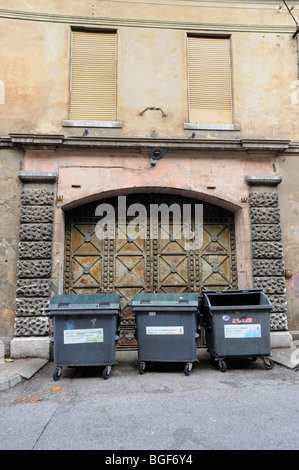 Rijeka, Croatie, poubelles en face des portes de fer de l'usine abandonnée Banque D'Images