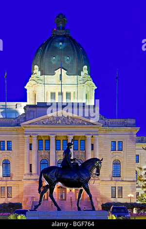 Statue équestre de la reine Elizabeth II backdropped par l'Édifice de l'Assemblée législative dans la ville de Regina, Saskatchewan, Canada. Banque D'Images