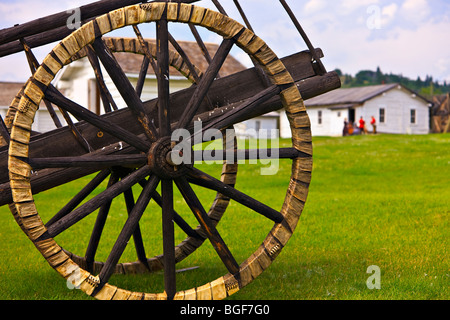 Roues à rayons d'une charrette de la rivière Rouge de pneus fabriqués de shaganappi (rawhide) sur l'affichage à Fort Walsh Lieu historique national, Cypre Banque D'Images