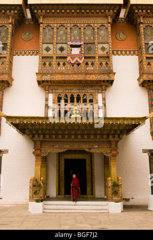 Moine dans Punakha Dzong Monastère, Bhoutan Banque D'Images