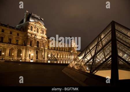 Pyramide du Louvre et Triangle lit up at night Banque D'Images