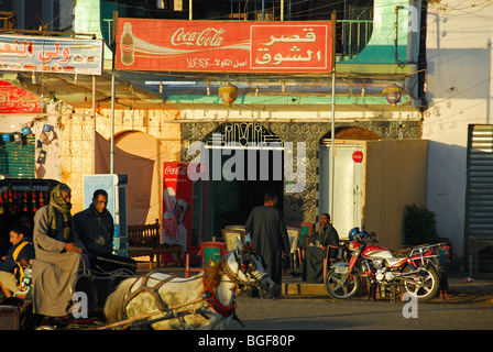 Edfou, EGYPTE. Une scène de rue par le Nil à Edfou. Banque D'Images