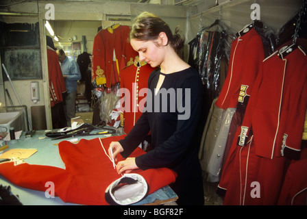 Couturière travaillant sur un uniforme militaire d'être produits par une entreprise de tailleurs de décisions uniformes officiels de l'armée britannique. Banque D'Images