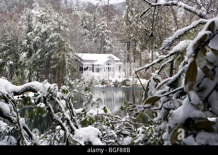 Maison du lac à travers les arbres en hiver - Brevard, North Carolina USA Banque D'Images