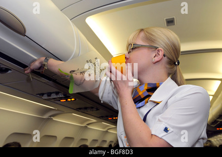 Steward de l'air explique les procédures de sécurité des passagers à bord d'un avion de ligne avant le départ, hôtesse de l'air procédure de sécurité Banque D'Images