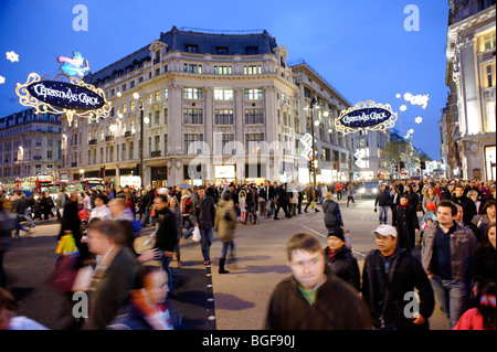 Les acheteurs de Noël à Oxford Circus diagonale 'X-Crossing". Londres. UK 2009. Banque D'Images