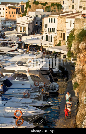 Bord de mer et port en soirée, Ciutadella, Menorca, Espagne. Banque D'Images