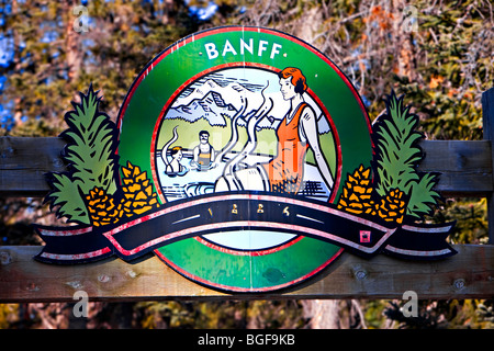 Panneau à l'entrée de la piscine thermale, ville de Banff, Banff National Park, Rocheuses canadiennes, l'Alberta, Canada. Banque D'Images