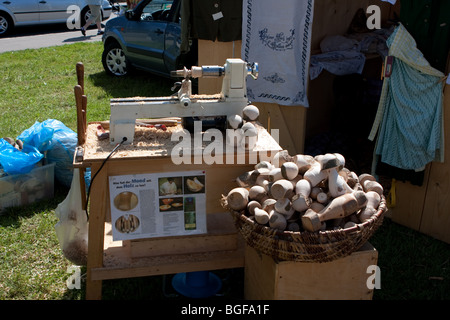 Vue de la machine de forage utilisé pour sculpter des jouets de bois en Bavière, Allemagne Banque D'Images