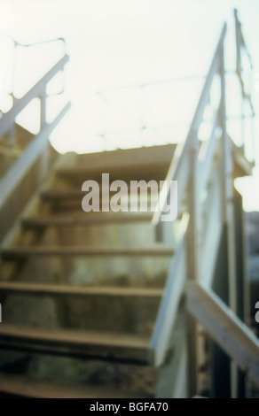 Vue de l'extérieur d'impressions, marches en bois menant à la plate-forme ou de l'atterrissage sur mur de béton et puis au-delà Banque D'Images