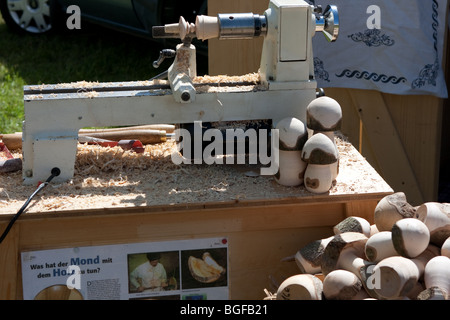 Vue de la machine de forage utilisé pour sculpter des jouets de bois en Bavière, Allemagne Banque D'Images