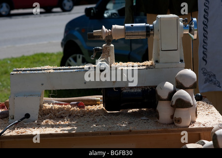 Vue de la machine de forage utilisé pour sculpter des jouets de bois en Bavière, Allemagne Banque D'Images