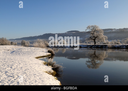 Tôt le matin la brume et neige sur la rivière Tywi Dryslwyn Carmarthenshire Wales Cymru UK GO Banque D'Images