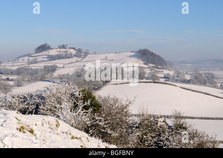 La neige a couvert Tywi Valley vers Merlins Hill à l'âge de fer Fort Abergwili Carmarthenshire Wales Cymru UK GO Banque D'Images