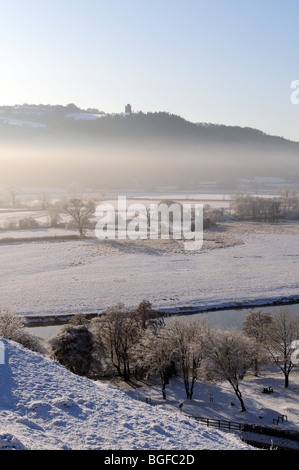 Misty matin neigeux dans la vallée de la Tywi à Paxtons Tower Carmarthenshire Galles Cymru UK GO Banque D'Images