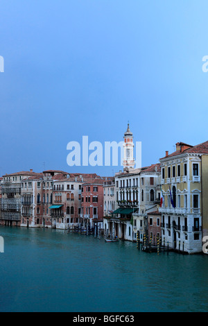 Vue sur le Grand Canal du Pont du Rialto (Ponte di Rialto), Venise, Vénétie, Italie Banque D'Images